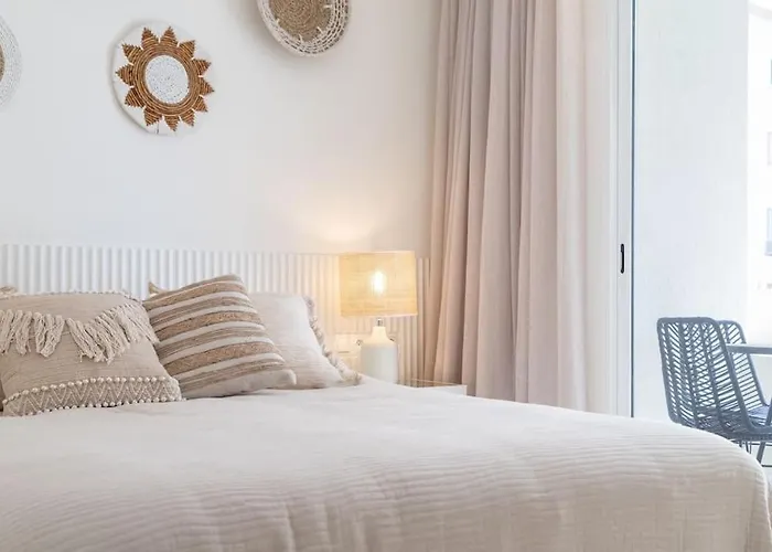 Newly Renovated, Sea View + Walk To Beach Rdr381