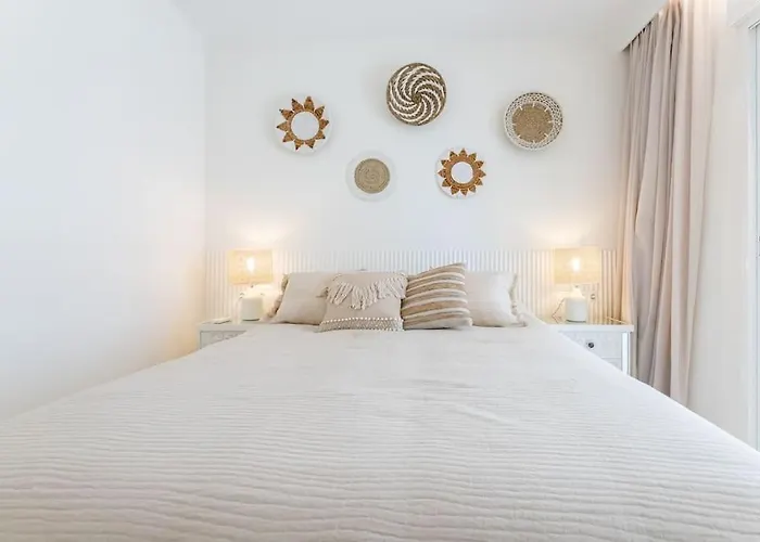 Newly Renovated, Sea View + Walk To Beach Rdr381